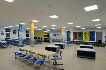 Die Aula der Grundschule mit Sitzgelegenheiten