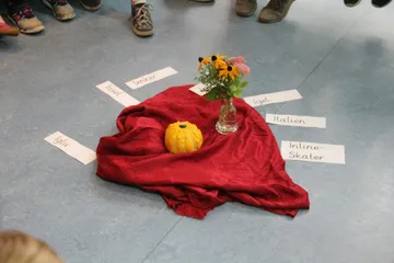 Die gestaltete Mitte - Ein Stofftuch mit einem Kürbis und einem Blumenstrauß