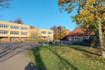 Blick auf das Oberstufengebäude vom Schulhof aus