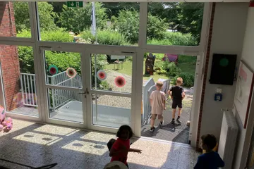 Der Zugang in den Schulgarten in südlicher Lage