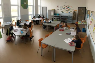 Ein Klassenraum der Grundschule mit Schülertischen und Stühlen.