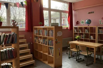 Die Bücherei mit Bücherregalen und Leseplätzen